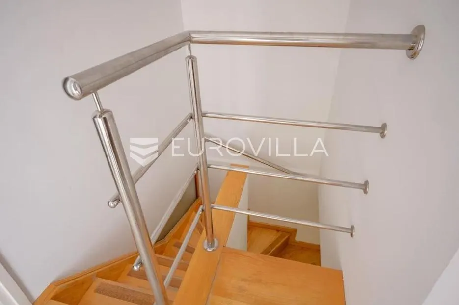 split, mažuranićevo šetalište, dvoetažan dvosoban stan - slika 6