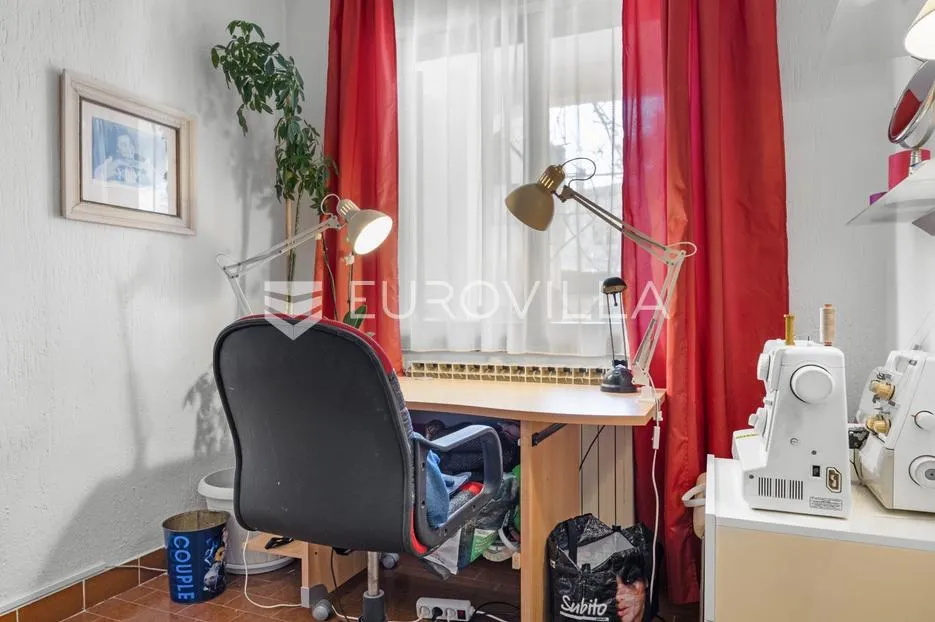 ližnjan, prostrana apartmanska kuća s tri stambene jedinice i vrtom - slika 9