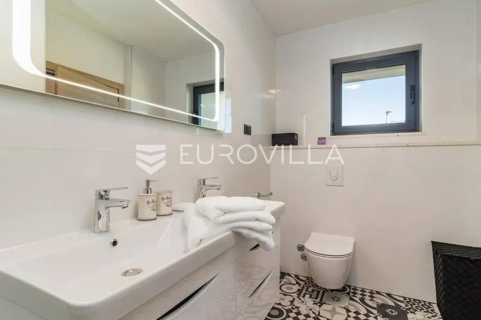 istra, ližnjan, vila 294 m2 s grijanim bazenom i uređenom okućnicom - slika 22