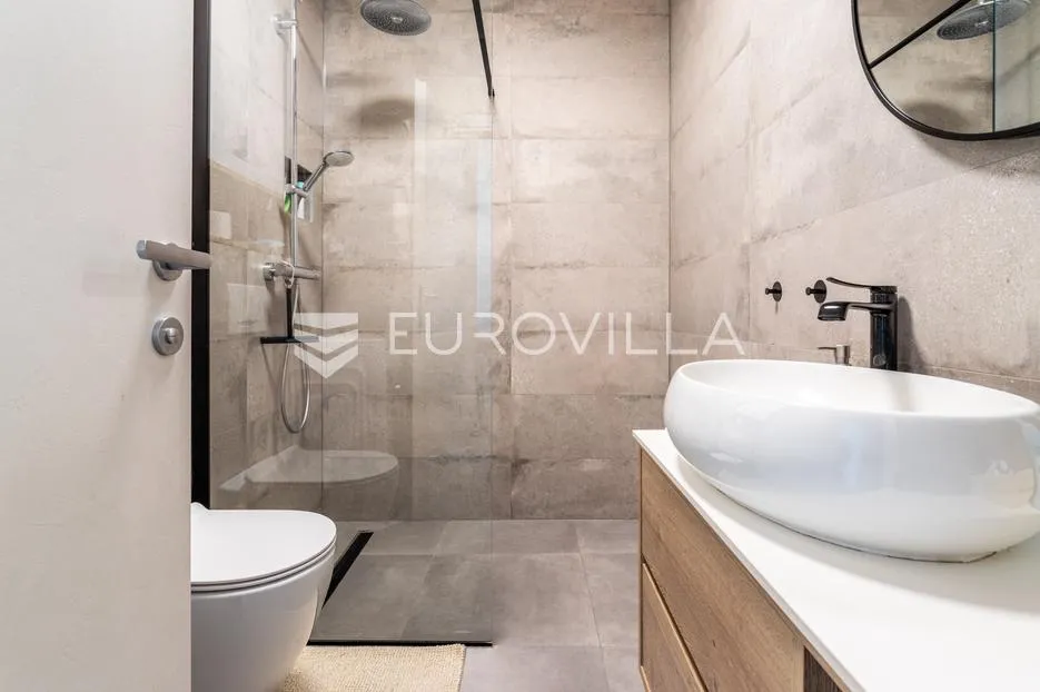 solin, poslovni prostor, uređen kao dvosobni stan, ukupne površine 67 m² - slika 6