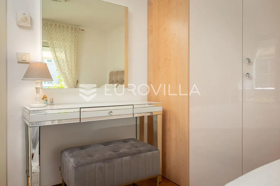 split, firule, luksuzan dvosoban stan 82m2, parking, do 1.6.2026. - slika 11