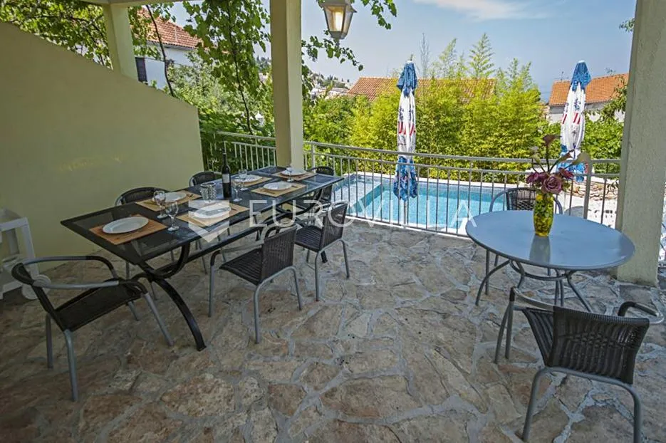 brač, sutivan, kuća s tri apartmana smještena na prostranom zemljištu s bazenom i vrtom - slika 2