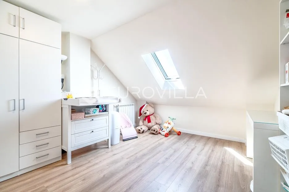 zagreb, dubec, novouređena kuća s dva stana i garažom, 190 m² - slika 7