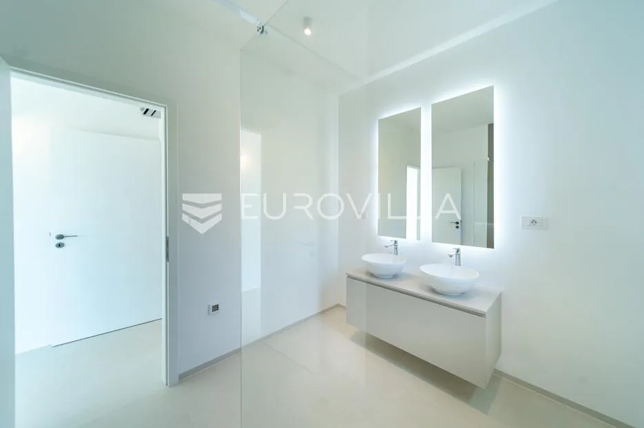 otok rab, barbat, moderan trosoban stan 107 m², privatni vrt - slika 14