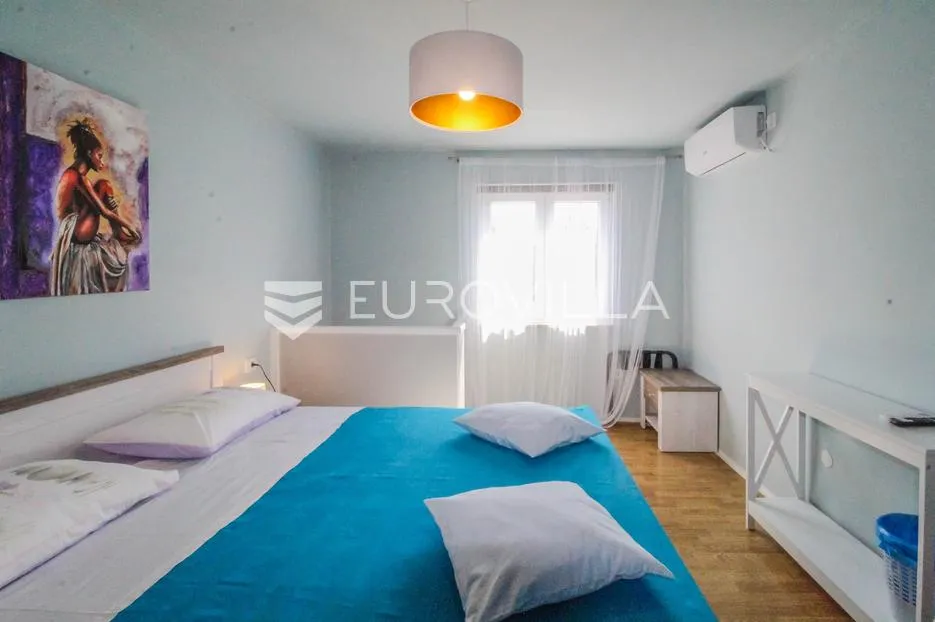 istra, novigrad okolica, šarmantan prostrani stan sa terasom, vrtom i malim odvojenim apartmanom - slika 16