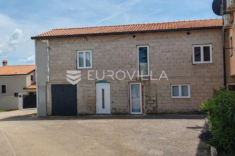 istra, tinjan, samostojeća kuća s bazenom i okućnicom 350m2 - slika 47