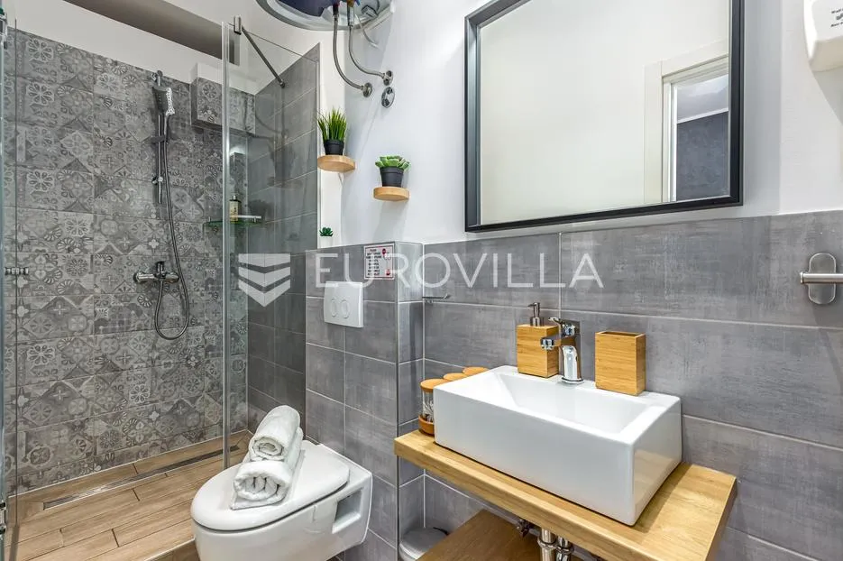 rijeka, centar, novouređen luksuzan stan nkp 98 m2 s tri apartmana - slika 29