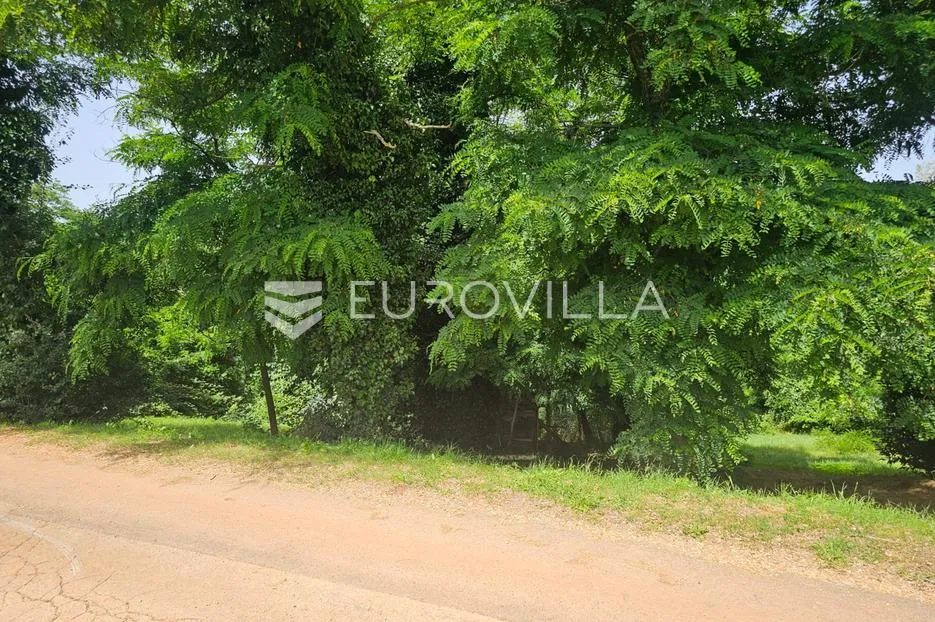 istra, tadini, građevinsko zemljište 1109m2 na rubu sela - slika 1