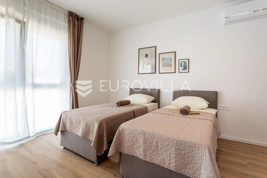 brodarica, moderna vila s bazenom, 283,62 m² - slika 17