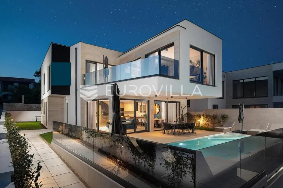 medulin, prekrasna villa od 350 m2, svega 6 m od mora s očaravajućim pogledom - slika 8