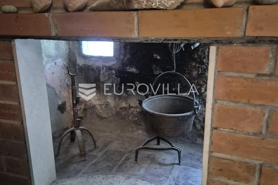 brač, milna, dvojna kamena kuća s uhodanim restoranom, prvi red do mora - slika 9