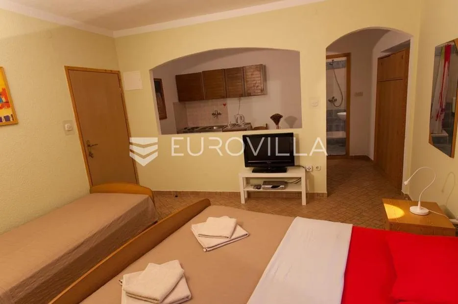 cres, kuća s restoranom, apartmanima i privatnim parkingom, 200 m od mora, jedinstvena prilika - slika 9