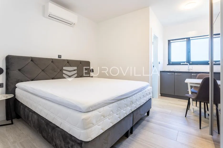 vodice, srima prekrasan penthouse, 50 metara od mora - slika 8