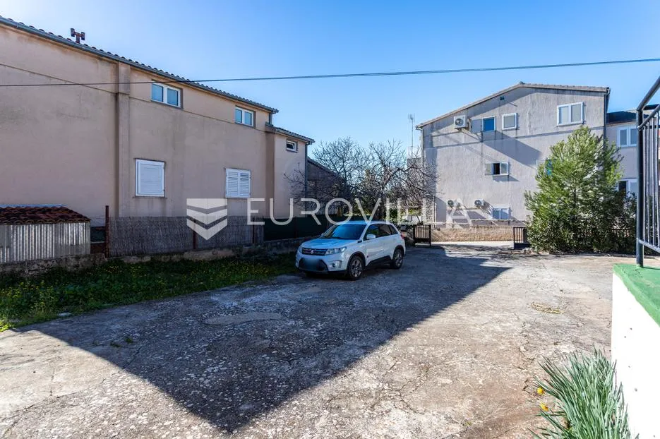 šibenik, brodarica, kuća sa velikim dvorištem 247,2 m² - slika 19