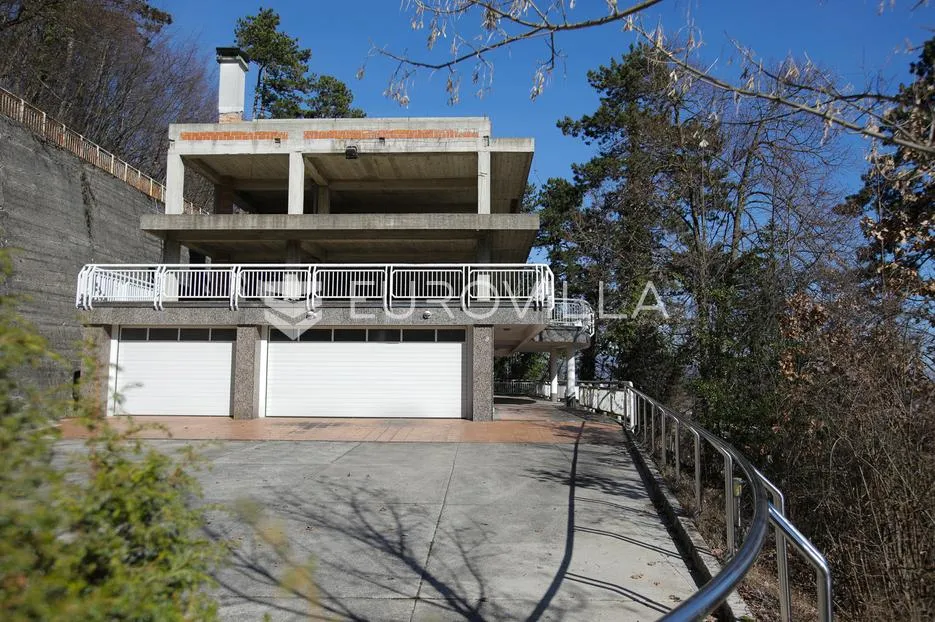 Samobor, Ekskluzivna nedovršena vila na tri etaže 742 m² na parceli 4000 m² - Stražnik