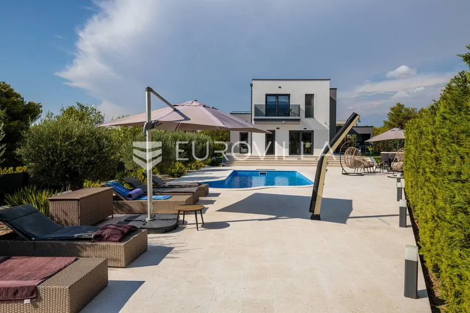šibenik, vila s bazenom, saunom i vrtom dostupna od kolovoza - slika 7