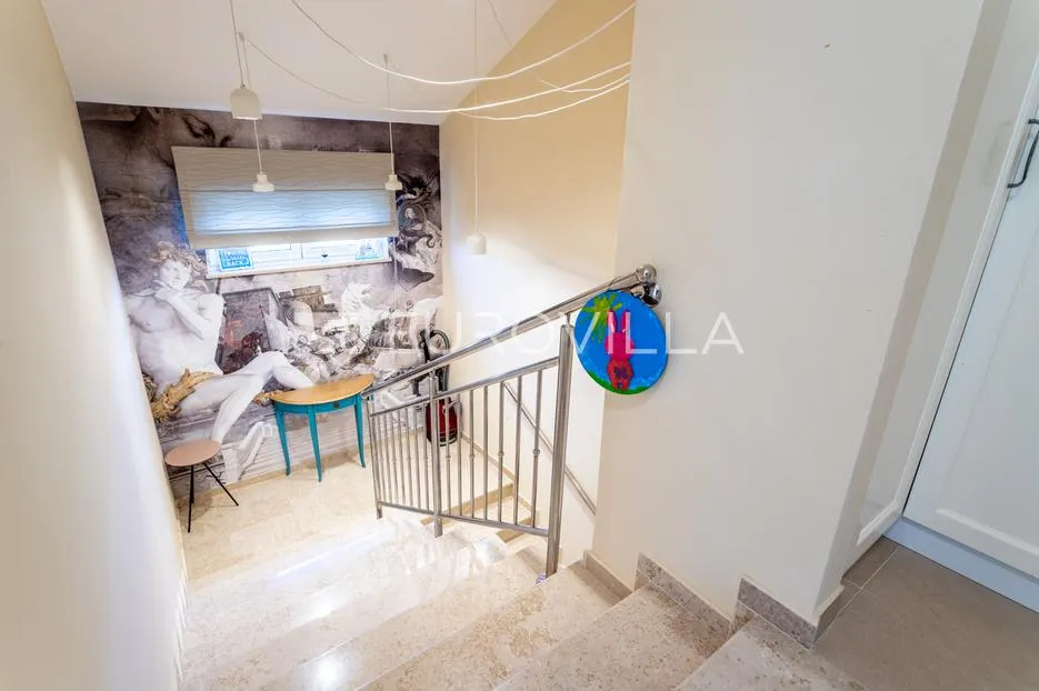 vodice, lijepa i prostrana kuća površine 256,38 m² s dodatnim građevinskim zemljištem - slika 22