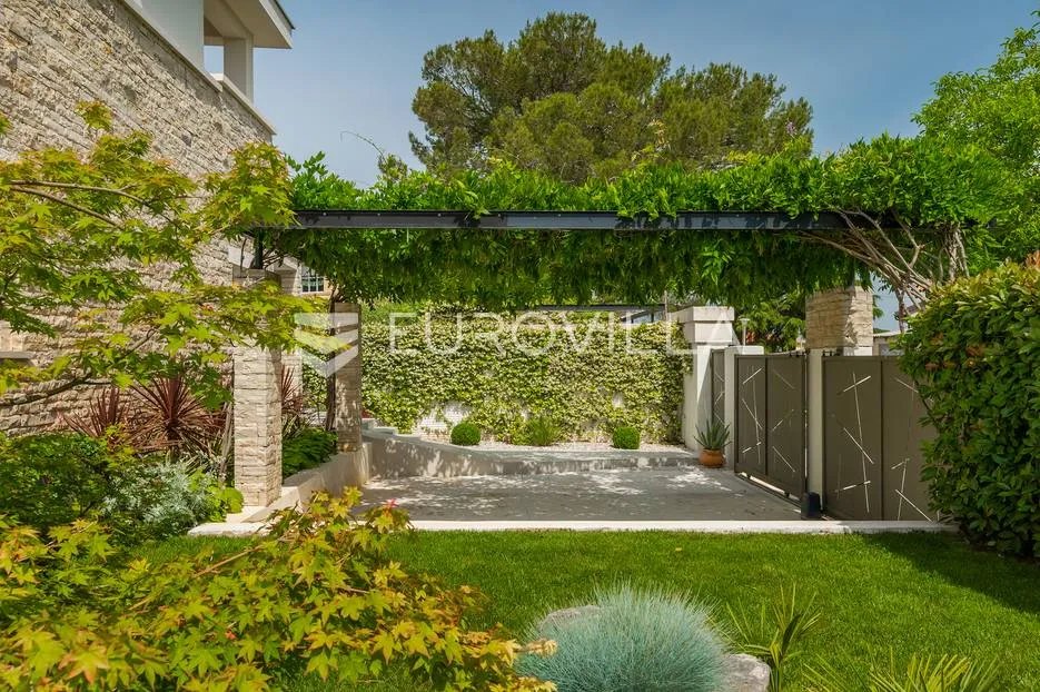 rovinj, rovinjsko selo, prekrasna villa s wellnessom i bazenom, 224 m² - slika 20