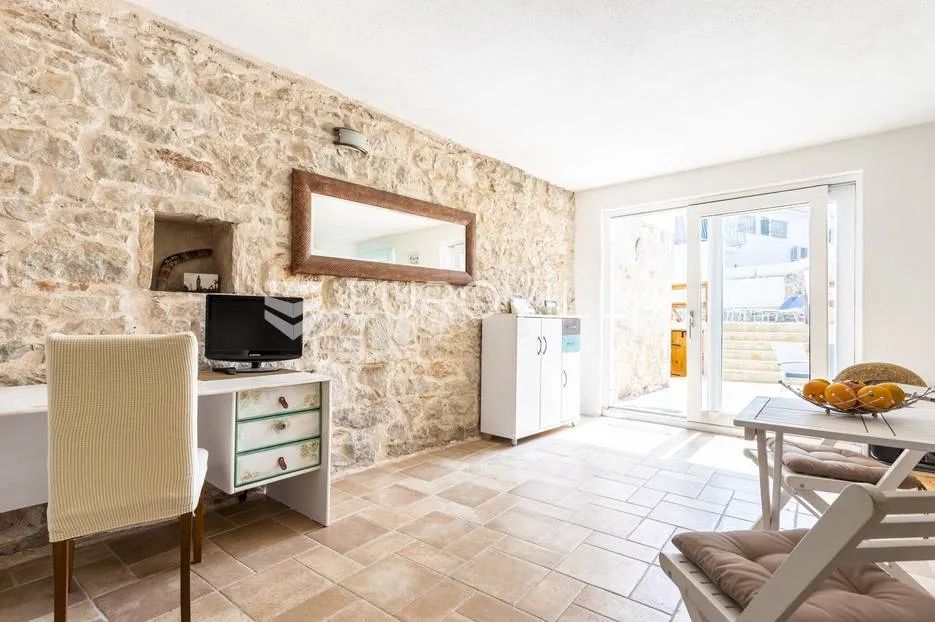 hvar, vrbanj, renovirana kamena kuća - slika 4