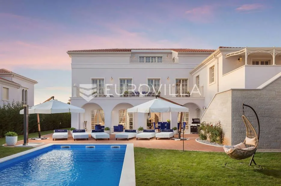 istra, vabriga, raskošna samostojeća vila od 511 m2 na velikoj okućnici - slika 2