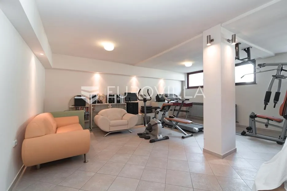 osijek, donji grad, prostrana kuća s dvorištem površine 403 m² - slika 3