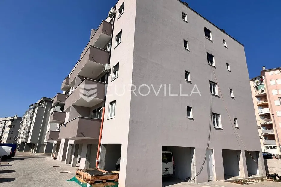 Pula, Monvidal trosoban stan 53 m² s natkrivenim parkirnim mjestom u novogradnji