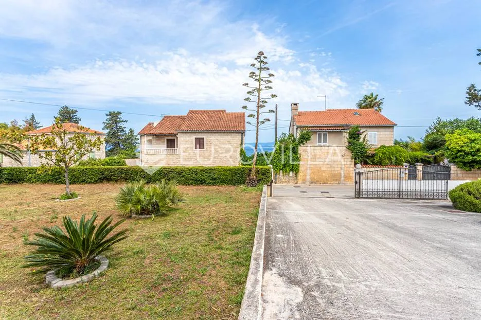 brač, prekrasna vila s velikom okućnicom 20 m od mora - slika 3