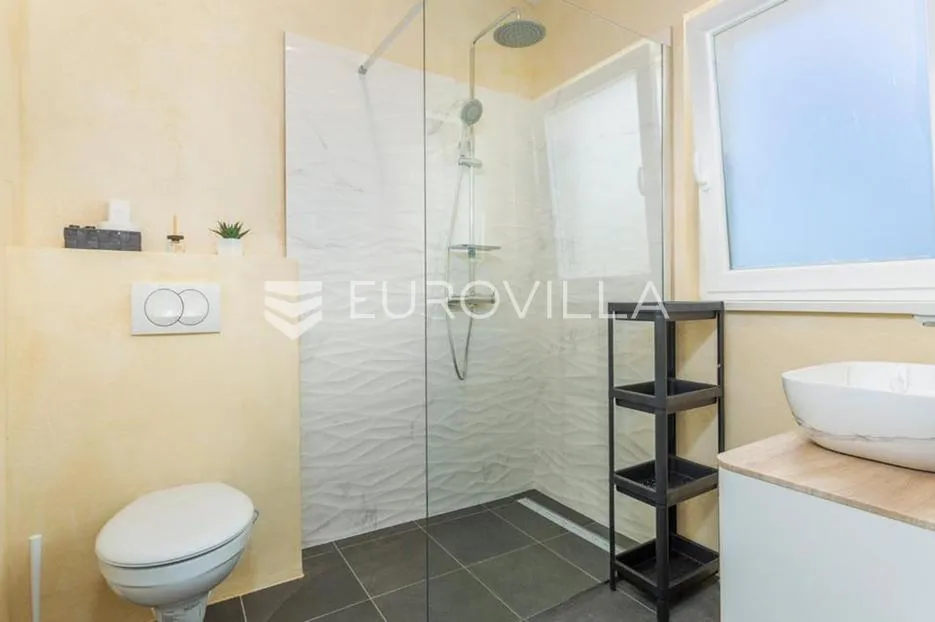 krk, dobrinj, moderna dvojna kuća s bazenom i saunom 107 m², okućnica 315 m² - slika 19