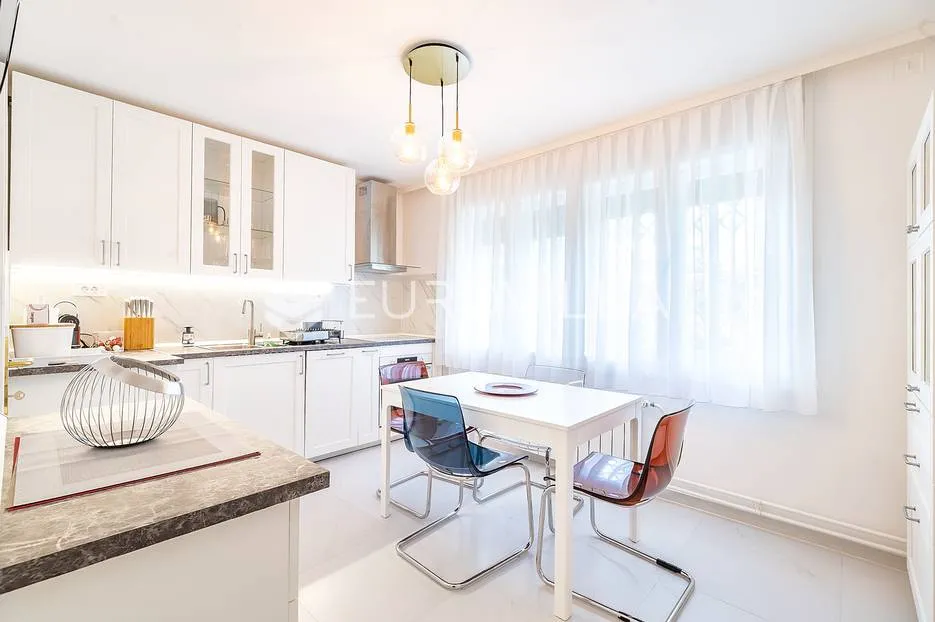 Zagreb, Pantovčak, prekrasan dvosoban stan NKP 90 m2 + dvorište