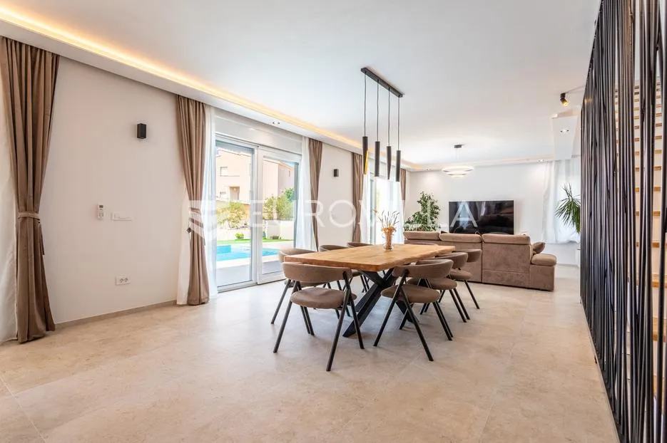 brodarica, moderna vila s bazenom, 283,62 m² - slika 7