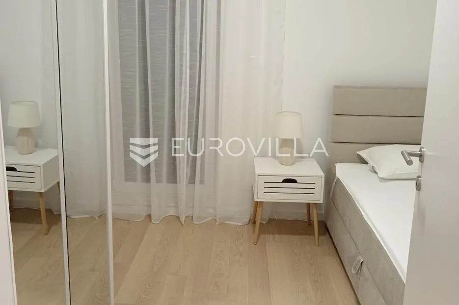 split, pazdigrad, moderno opremljen trosoban stan južne orijentacije za dugoročan najam - slika 10