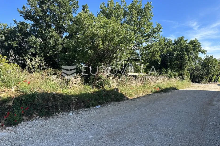 Medulin, građevinsko zemljište 960 m2 - odlična lokacija, 600 m od mora