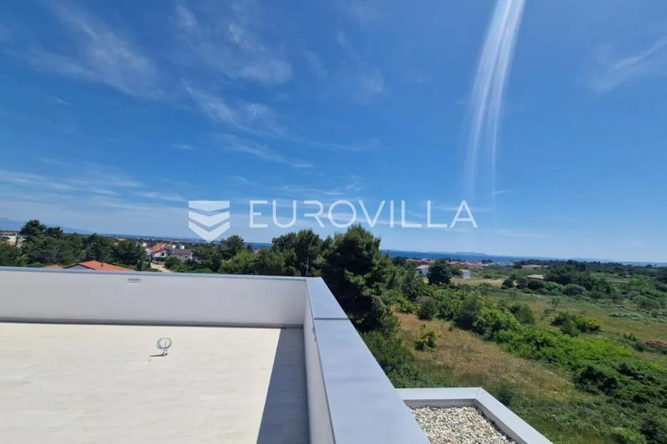 vir, komforan trosoban apartman u centru otoka s pogledom na more i krovnom terasom - slika 7