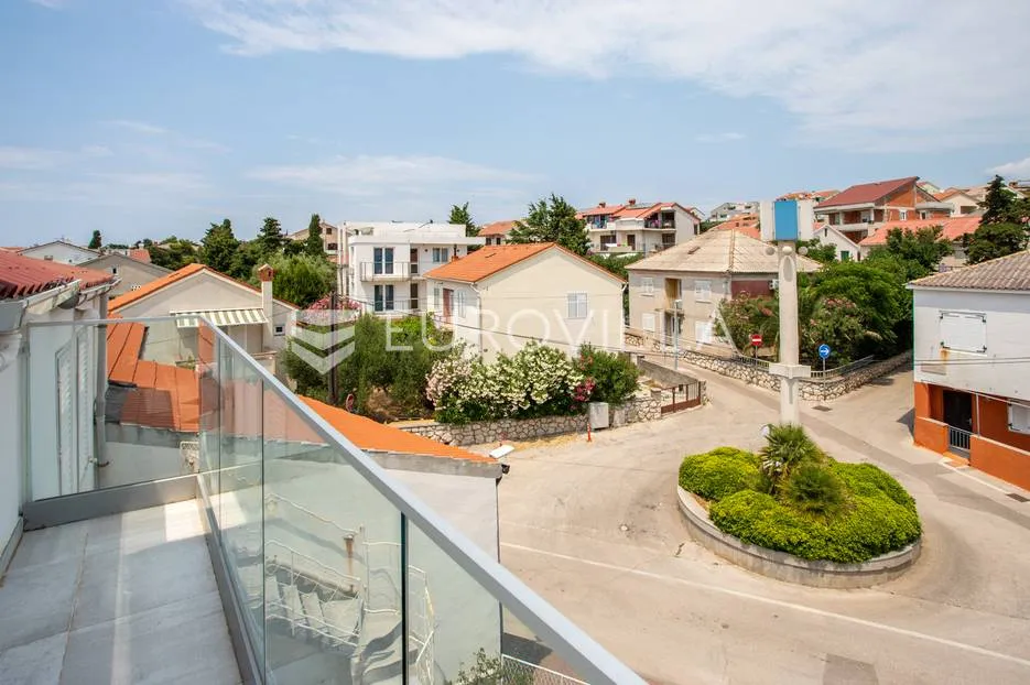 novalja, novouređena kuća s tri apartmana u centru grada - slika 20