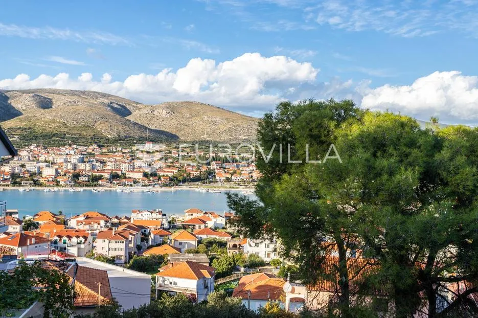 Trogir, Čiovo, građevinsko zemljište s pogledom na more, 350 m od plaže