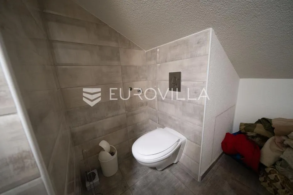 tisno, atraktivna višestambena nekretnina s tri funkcionalna stana i vrtom, površine 165,19 m² - slika 18