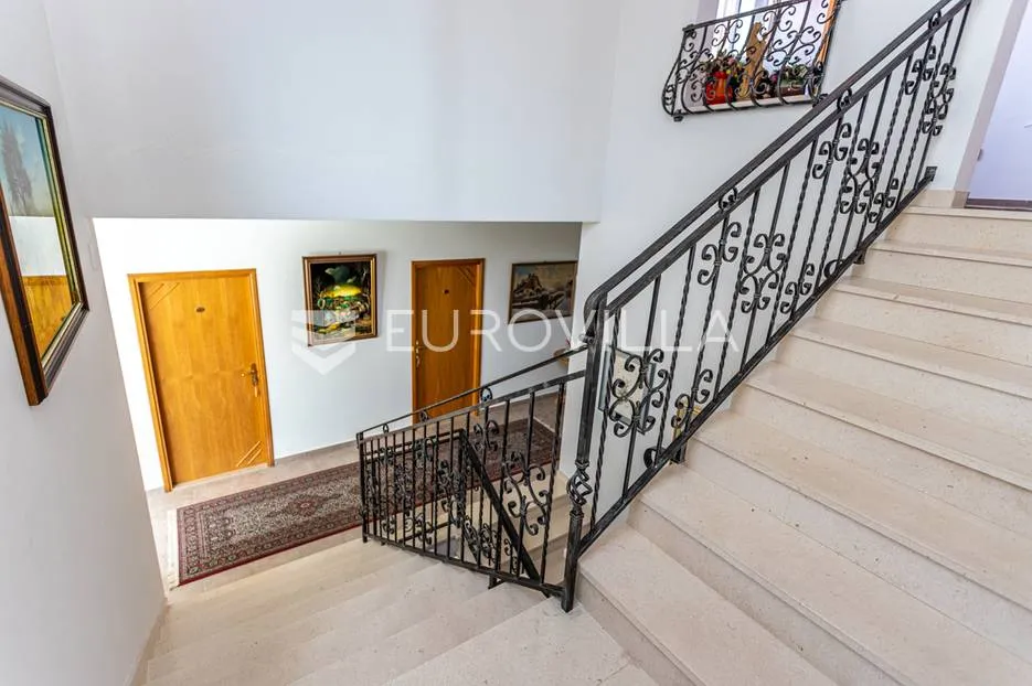 brač, prekrasna vila s velikom okućnicom 20 m od mora - slika 32
