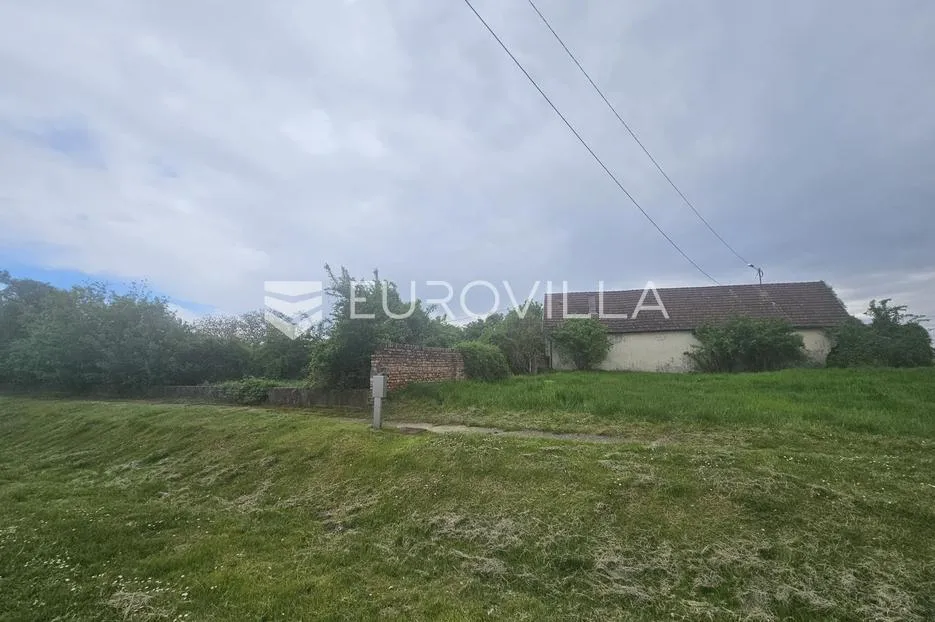 Baranja, Čeminac Kozarac zemljište 10.224 m² s 9 starijih građevina - Kozarac, Čeminac