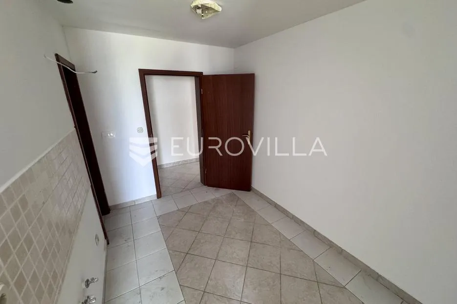 otok krk, njivice, četverosoban stan 79 m², terasa s pogledom na more - slika 9