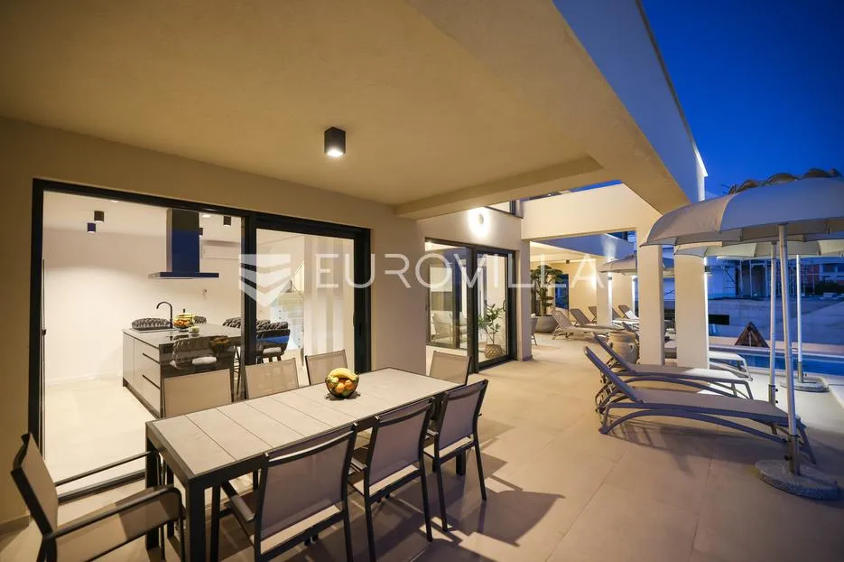 zadar, maslenica, luksuzna vila s bazenom i neometanim pogledom na more 254 m² - slika 54