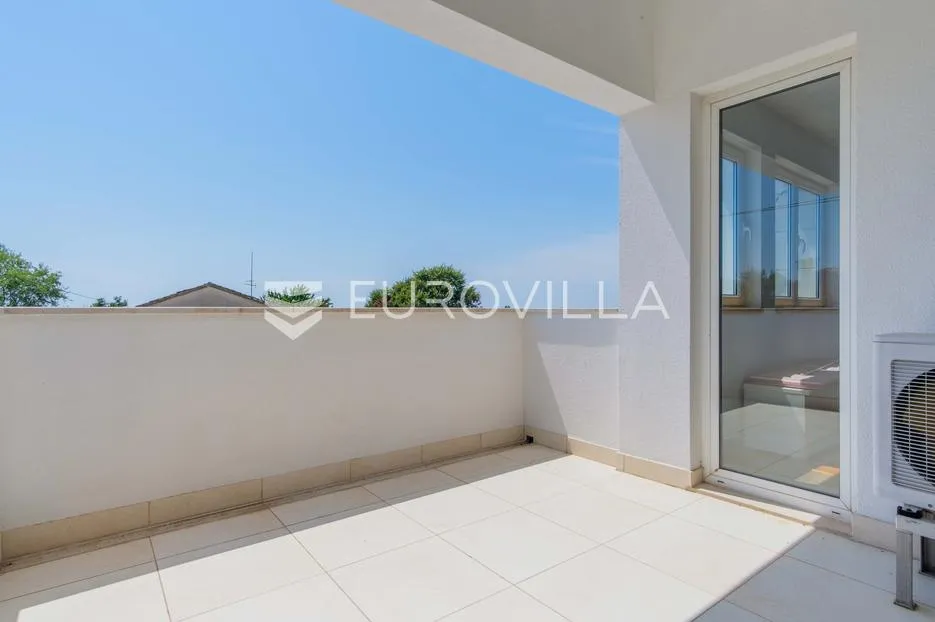 istra, poreč, unikatna dizajnerska vila s dodatnim apartmanom, wellnessom i grijanim bazenom - slika 44