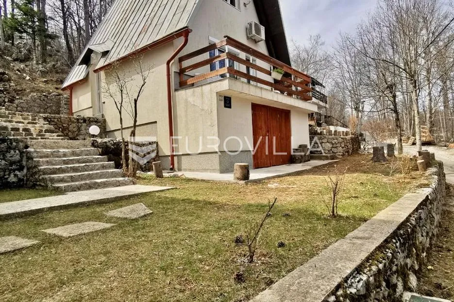 Fužine, šarmantna planinska kuća u Liču, prodaja ili zamjena s uhodanim poslom - Lič, Fužine