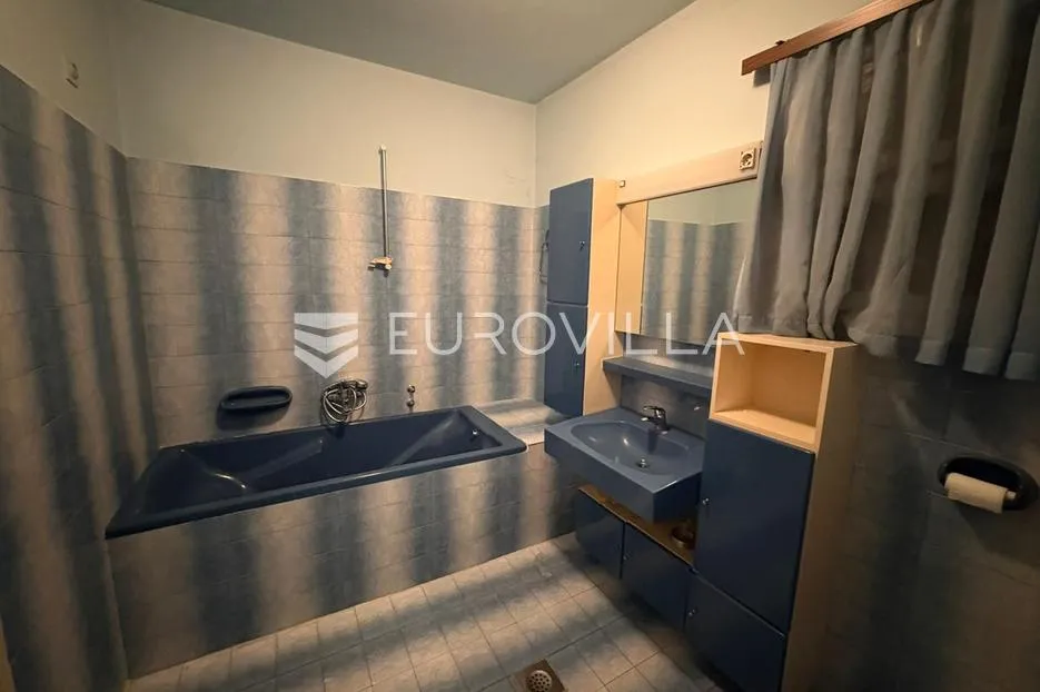 karlovac, borlin, kuća 720 m² s poslovnim prostorom, gospodarskom zgradom i nogometnim terenom - slika 12