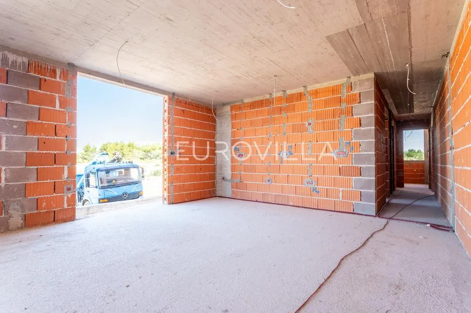 vodice, prostran dvosoban stan s bazenom i dvorištem, 125,91 m² - slika 6