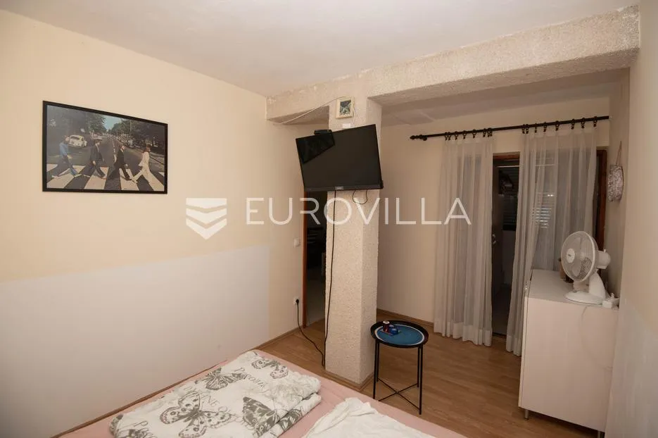 tisno, ekskluzivna apartmanska kuća prvi red do mora s panoramskim pogledom i brodicom - slika 15