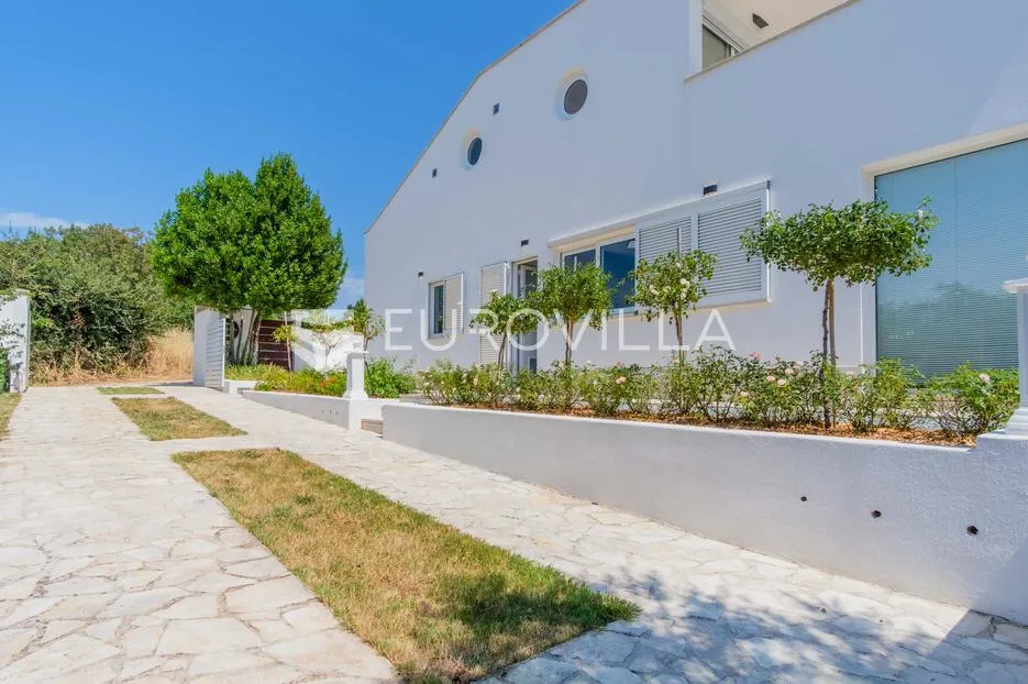 istra, poreč, unikatna dizajnerska vila s dodatnim apartmanom, wellnessom i grijanim bazenom - slika 64