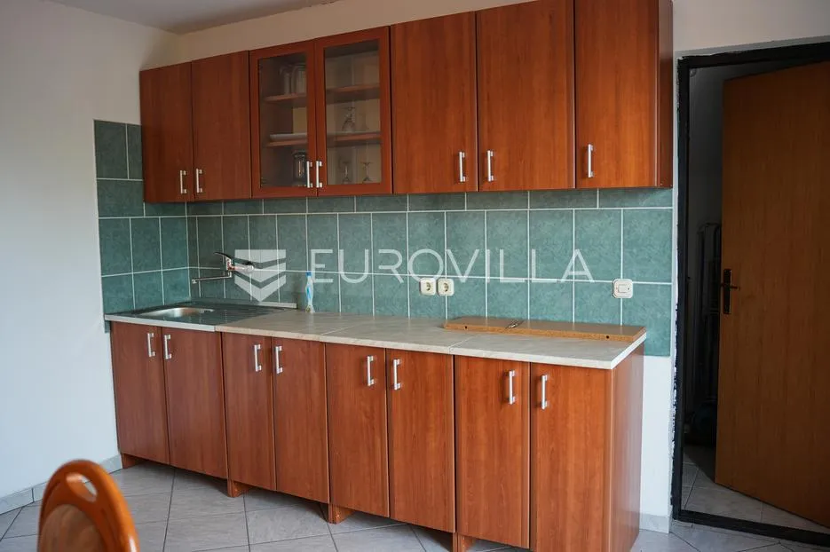 tovarnik, izuzetna prilika, prostrana kuća s tri stana i okućnicom od 1.949 m² - slika 13