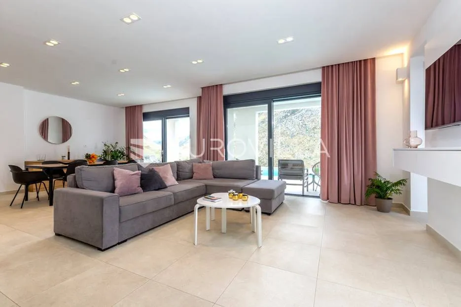 split, žrnovnica, moderna vila s bazenom i panoramskim pogledom smještena na zemljištu od 3740 m² - slika 8