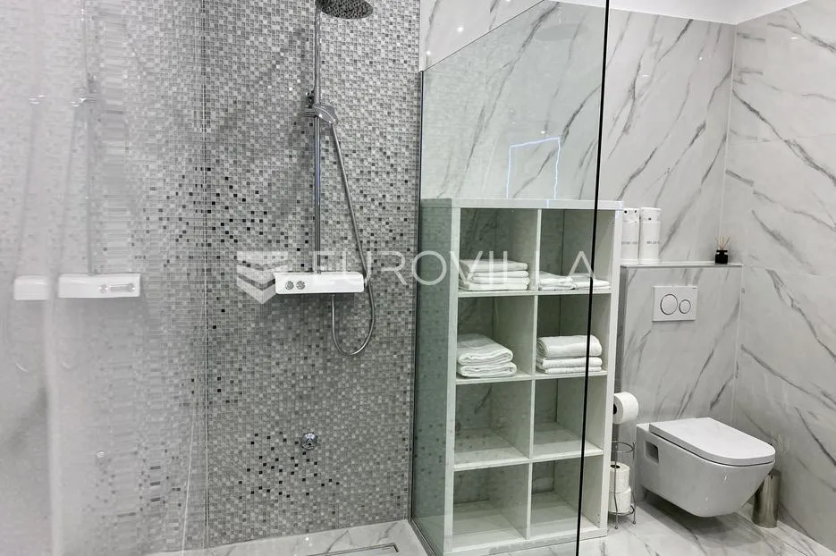istra, pula, luksuzan, moderno opremljen trosoban stan 85 m² - slika 15