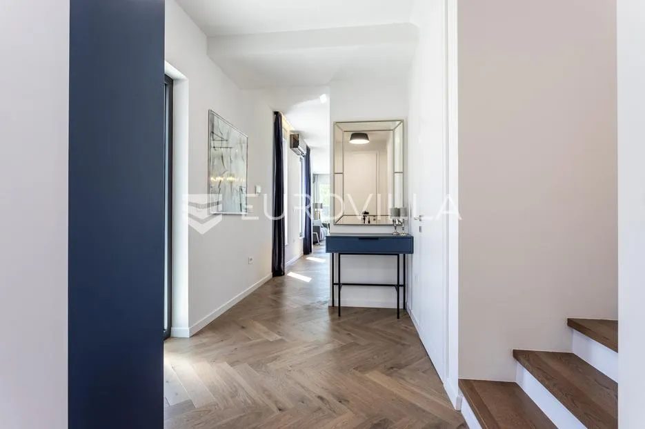 vodice, luksuzna vila s bazenom, novogradnja, parcela 480 m² - slika 8
